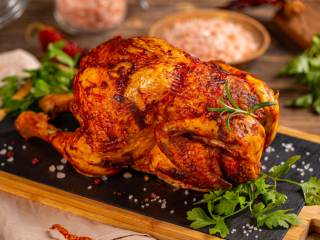 Gà quay ngũ vị – vị mặn ngọt hài hòa, hương thơm đặc trưng của quế, hồi, tiêu, gừng.